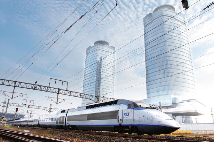 ▲ KTX가 대전에 위치한 철도공동사옥을 지나고 있다. ⓒ코레일