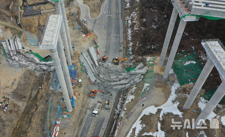 ▲ 25일 경기도 안성시 서운면 산평리 서울세종고속도로 천안~안성 구간 연결공사 교량 작업 중 교량을 떠받치던 50m 철구조물이 무너져 내려 작업 중이던 인부들이 숨지거나 다쳤다. ⓒ뉴시스