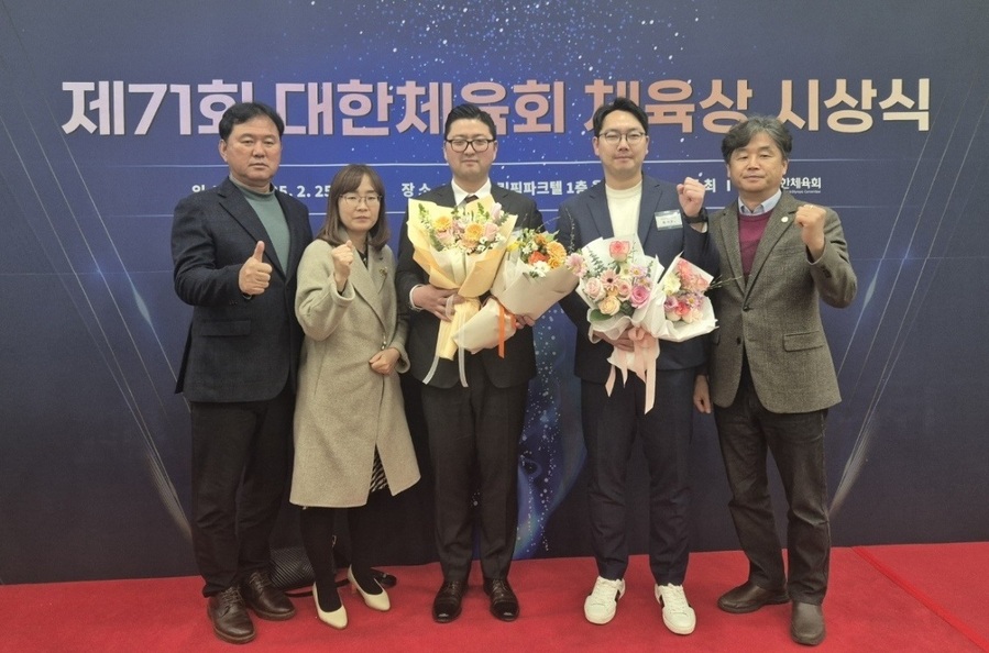 ▲ 청주시청 양궁부 김우진 선수가 25일 서울 올림픽파크텔 올림피아홀에서 열린 제71회 대한체육회 체육상 수상식에서 체육대상을 수상했다.ⓒ청주시