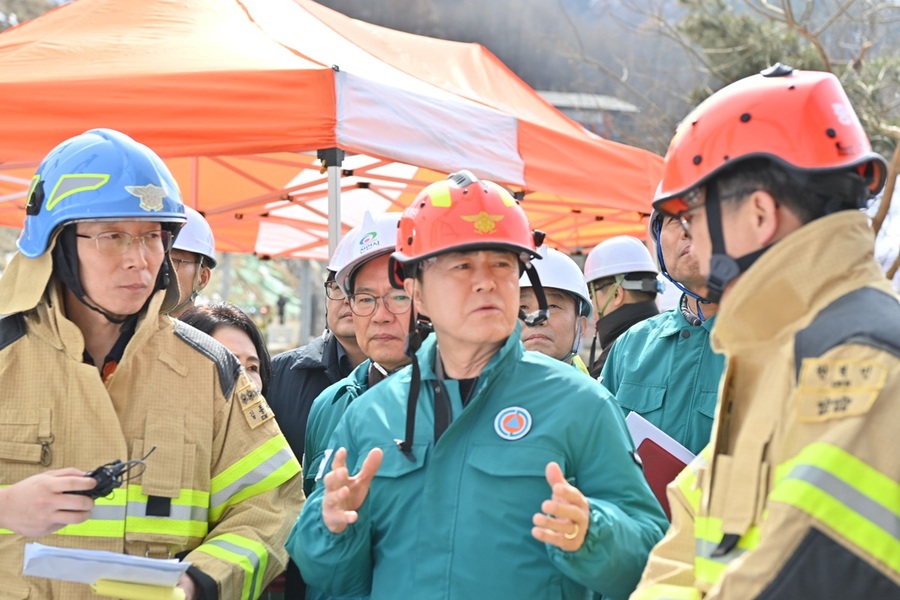 ▲ 김태흠 충남도지사가 25일 안성~세종 고속도로 교량 붕괴사고 현장에서 사고 수습을 협의하고 있다.ⓒ충남도