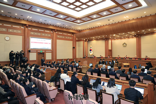 ▲ 문형배 헌법재판소장 직무대행 및 헌법재판관들이 25일 서울 종로구 헌법재판소 대심판정에서 열린 윤석열 대통령 탄핵심판 11차 변론을 진행하고 있다. 출처=공동취재단ⓒ뉴데일리DB