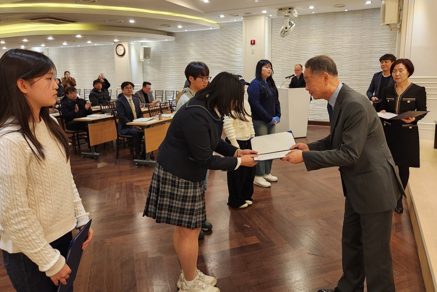 ▲ 현일선 청주산업단지관리공단 이사장이 학생에게 장학금을 주고 있다.ⓒ청주산업단지관리공단