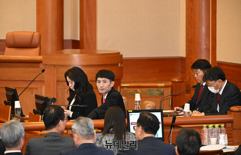 ▲ 김계리 변호사 및 윤 대통령 변호인단이 25일 서울 종로구 헌법재판소 대심판정에서 열린 윤석열 대통령 탄핵심판 최종 변론에 출석해 재판을 기다리고 있다. (사진=공동취재단)