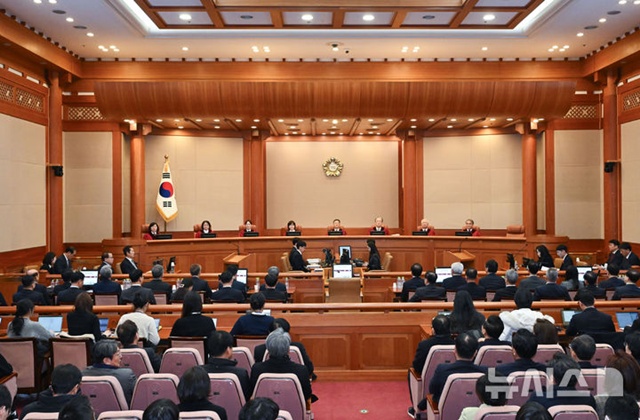 ▲ 문형배 헌법재판소장 권한대행과 헌법재판관 등이 25일 오후 서울 종로구 재동 헌법재판소 대심판정에서 열린 대통령 탄핵 심판 마지막 변론기일에 참석해 있다. 사진공동취재단. ⓒ뉴시스