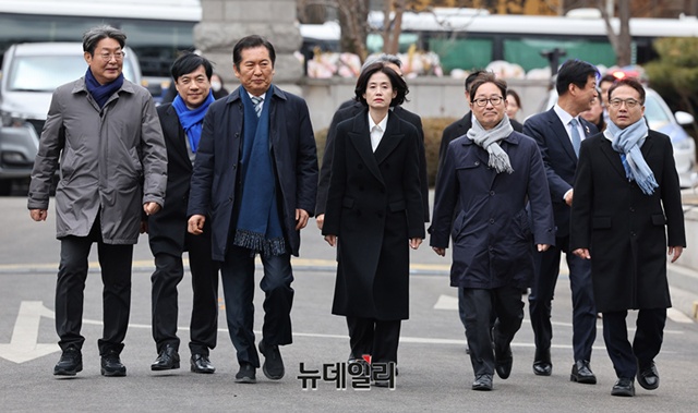 ▲ 정청래 국회 탄핵소추위원장과 변호인단과 야당 의원들이 25일 오후 서울 종로구 헌법재판소에서 열린 대통령 탄핵 심판 최종 변론에 참관하기 위해 입장하고 있다. 사진=정상윤 기자. ⓒ뉴데일리