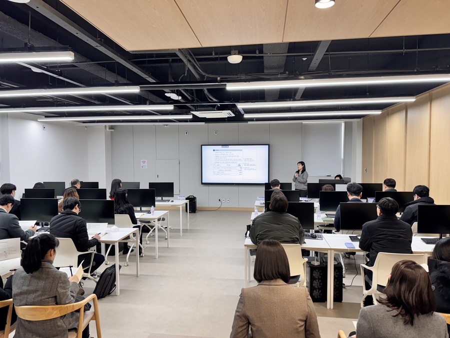 ▲ 경상북도는 25일 경북테크노파크에서 ‘2025년 소상공인 지원사업 실무회의’를 열어 소상공인에 관련된 중앙부처 공모사업을 안내하고 도에서 시행하는 사업 참여를 독려했다.ⓒ경북도