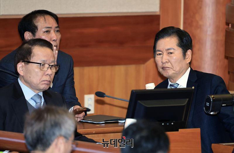 ▲ 정청래 국회 법제사법위원회 위원장과 국회 측 대리인단 김이수 전 헌법재판소장 등이 25일 오후 서울시 종로구 재동 헌법재판소 대심판정에서 열린 대통령 탄핵 심판 11차 변론에 참석해 있다. (사진=공동취재단)