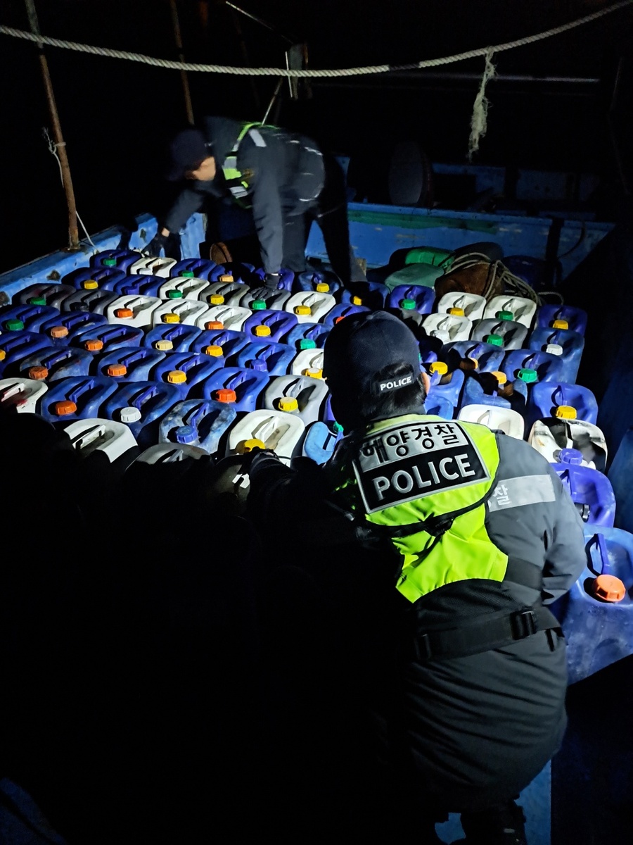 ▲ 서천군 마량진항에 계류중인 A선박과 인근 차량에서 무기산을 보령해경이 적발하고 있다.ⓒ보령해양경찰서