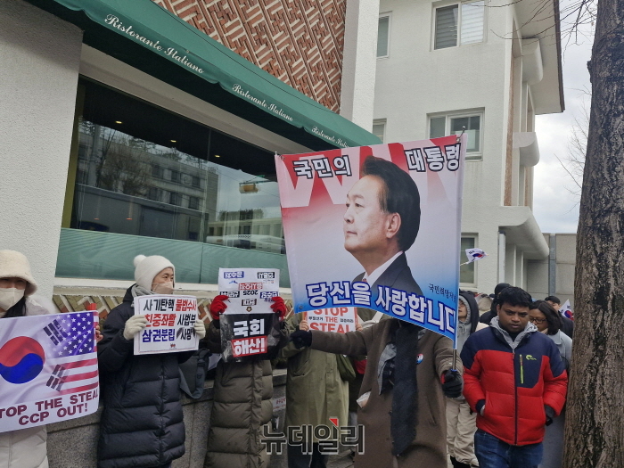 ▲ 윤석열 대통령 탄핵심판 최종 변론기일이 열린 25일 오후 시민들이 서울 종로구 헌법재판소 주변에서 1인 시위를 하고 있다. ⓒ조문정 기자