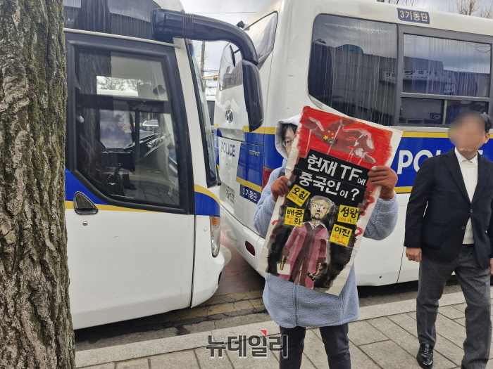 ▲ 윤석열 대통령 탄핵심판 최종 변론기일이 열린 25일 시민들이 서울 종로구 헌법재판소 주변에서 늦은 밤까지 1인 시위를 하고 있다. ⓒ조문정 기자