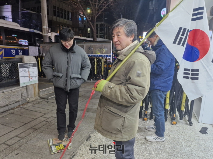 ▲ 윤석열 대통령 탄핵심판 최종 변론기일이 열린 25일 시민들이 서울 종로구 헌법재판소 주변에서 늦은 밤까지 1인 시위를 하고 있다. ⓒ조문정 기자