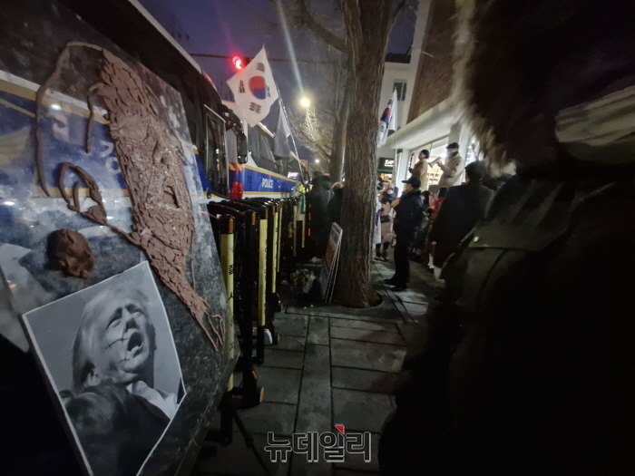 ▲ 윤석열 대통령 탄핵심판 최종 변론기일이 열린 25일 시민들이 서울 종로구 헌법재판소 주변에서 늦은 밤까지 1인 시위를 하고 있다. ⓒ조문정 기자