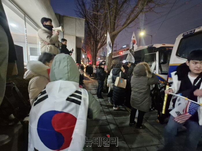 ▲ 윤석열 대통령 탄핵심판 최종 변론기일이 열린 25일 시민들이 서울 종로구 헌법재판소 주변에서 늦은 밤까지 1인 시위를 하고 있다. ⓒ조문정 기자