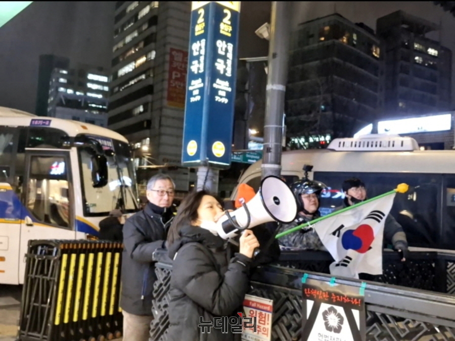 ▲ 윤석열 대통령 탄핵심판 최종 변론기일이 열린 25일 시민들이 서울 종로구 헌법재판소 주변에서 늦은 밤까지 1인 시위를 하고 있다. ⓒ조문정 기자