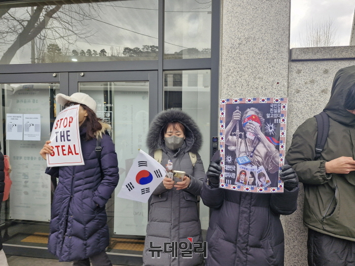 ▲ 윤석열 대통령 탄핵심판 최종 변론기일이 열린 25일 시민들이 서울 종로구 헌법재판소 주변에서 늦은 밤까지 1인 시위를 하고 있다. ⓒ조문정 기자