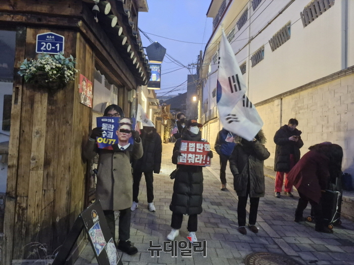 ▲ 윤석열 대통령 탄핵심판 최종 변론기일이 열린 25일 시민들이 서울 종로구 헌법재판소 주변에서 늦은 밤까지 1인 시위를 하고 있다. ⓒ조문정 기자