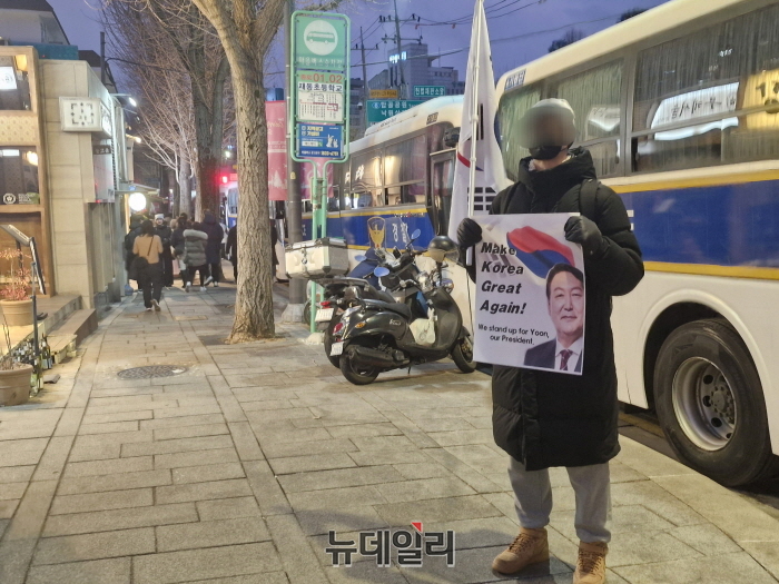 ▲ 윤석열 대통령 탄핵심판 최종 변론기일이 열린 25일 시민들이 서울 종로구 헌법재판소 주변에서 늦은 밤까지 1인 시위를 하고 있다. ⓒ조문정 기자