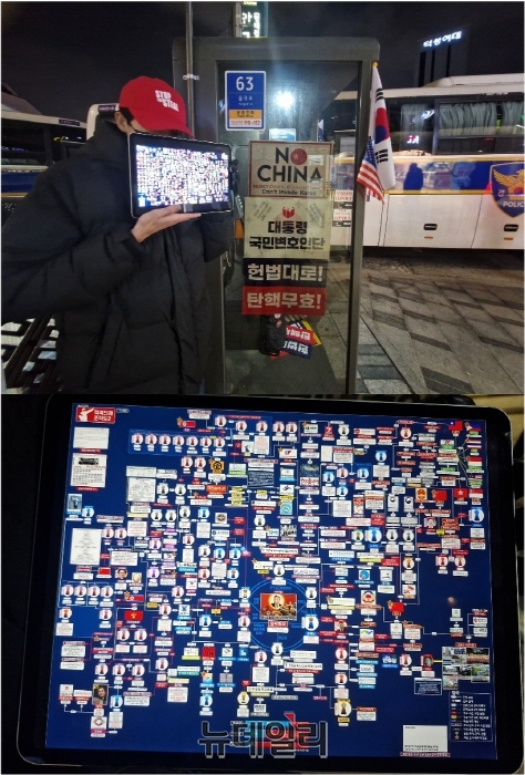 ▲ 윤석열 대통령 탄핵심판 최종 변론기일이 열린 25일 시민들이 서울 종로구 헌법재판소 주변에서 늦은 밤까지 1인 시위를 하고 있다. ⓒ조문정 기자