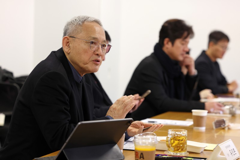 ▲ 유인촌 문화체육관광부 장관이 25일 서울 종로구 국립현대미술관 서울관에서 대중문화예술 명예의 전당 민간 추진위원회 관계자를 만나 대중문화예술 명예의 전당 추진과 관련한 간담회를 열고 현장 의견을 수렴하고 있다. 이날 간담회에는 배우 유동근·정보석·정준호·신현준, 가수 남진·권인하·성우 장광·뮤지컬 감독 박명성·설도윤 등이 참석했다.ⓒ문화체육관광부