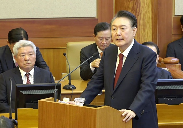 ▲ 윤석열 대통령이 25일 오후 헌법재판소 탄핵심판 마지막 변론에서 직접 최종 진술을 했다. 이는 헌정 사상 최초다. 윤 대통령은 77쪽 분량의 진술서를 준비하고, “국민께 죄송하고 감사드린다”며 “과분한 사랑을 받았다”고 말했다. 그는 “12·3 계엄은 대국민 호소였으며, 개인을 위한 것이 아니다”라고 주장하며, 야당의 탄핵소추를 “정략적 선동 공작”이라고 비판했다. 윤석열 대통령이 서울 종로구 헌법재판소에서 열린 자신의 탄핵 심판 11차 변론에서 최종 변론을 하고 있다.ⓒ헌법재판소