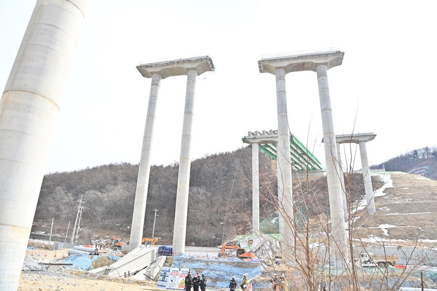 ▲ 서울~세종 고속도로 건설 현장에서 교량 연결작업 중 구조물 일부가 무너져 내리면서 작업자 10명이 매몰되는 사고가 발생, 이 가운데 4명이 숨졌다. 25일 오전 9시 49분께 천안시 서북구 입장면 도림리 서울세종고속도로 안산∼용인 구간 연결공사 교량 작업 중 교각과 교각 사이를 연결하던 50ｍ 길이 철 구조물(빔) 5개가 차례로 무너져 내렸다. 이 사고로 다리 아래에서 작업 중이던 인부 10명이 깔리면서 4명이 숨지고 6명이 부상을 당했다.사진은 서울~세종 고속도로 붕괴 현장.ⓒ충남도