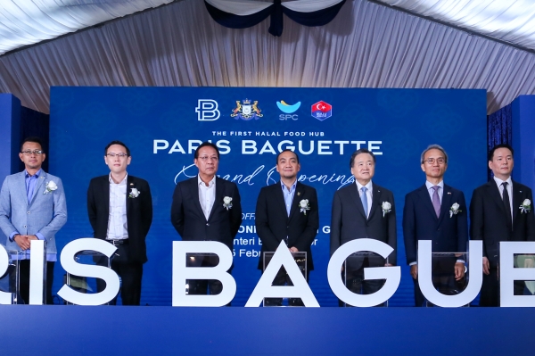 ▲ 25일(현지시각) 열린 ‘파리바게뜨 조호르 생산센터’ 준공식에서 기념촬영을 하고 있는 모습. 사진 왼쪽에서 네번째부터 온 하피즈 빈 가지(Onn Hafiz Bin Ghazi) 말레이시아 조호르주 주지사, 허영인 SPC그룹 회장, 여승배 주말레이시아 한국대사, 허진수 SPC그룹 사장ⓒSPC그룹