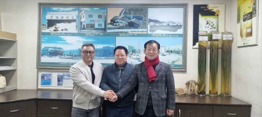 ▲ 서범석 소장(오른쪽 끝)이 김천농산물 수출을 위한 협약을 체결한 후 기념촬영을 하고 있다.ⓒ김천시