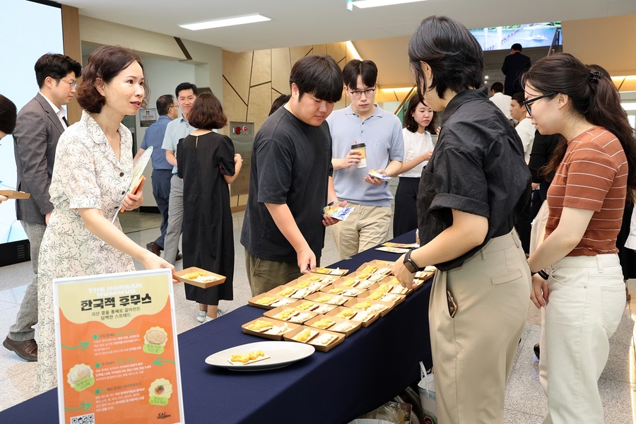 ▲ 괴산군 잇 베지스 청년창업지원 시식회에서 창업아이템에 대한 설명을 듣고 시식을 하고 있다.ⓒ괴산군