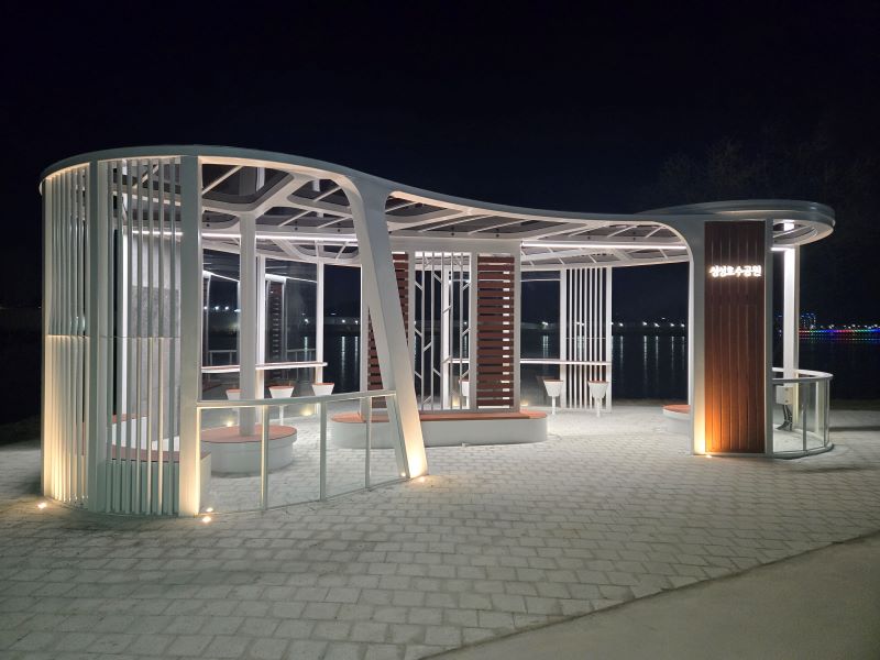 ▲ 천안 성성호수공원에 야간 이용객 편의를 위해 설치된 휴게 시설.ⓒ천안시