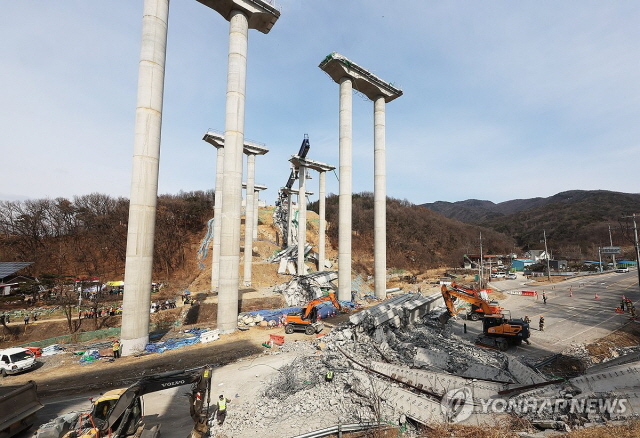 ▲ 지난 25일 경기 안성시 서운면 산평리 소재 서울세종고속도로 천안~안성구간 9공구 천용천교 붕괴사고 현장에서 소방대원들이 구조작업을 하고 있다. ⓒ연합뉴스