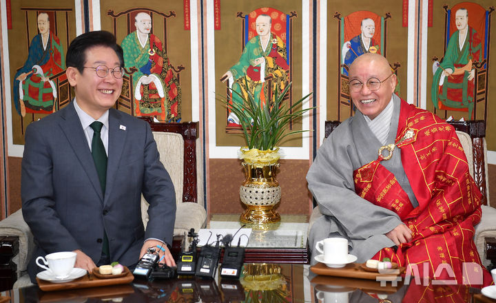 ▲ 이재명(왼쪽) 더불어민주당 대표가 24일 오후 서울 종로구 한국불교 태고종 총무원을 방문해 총무원장인 상진 스님을 예방하고 있다. ⓒ뉴시스