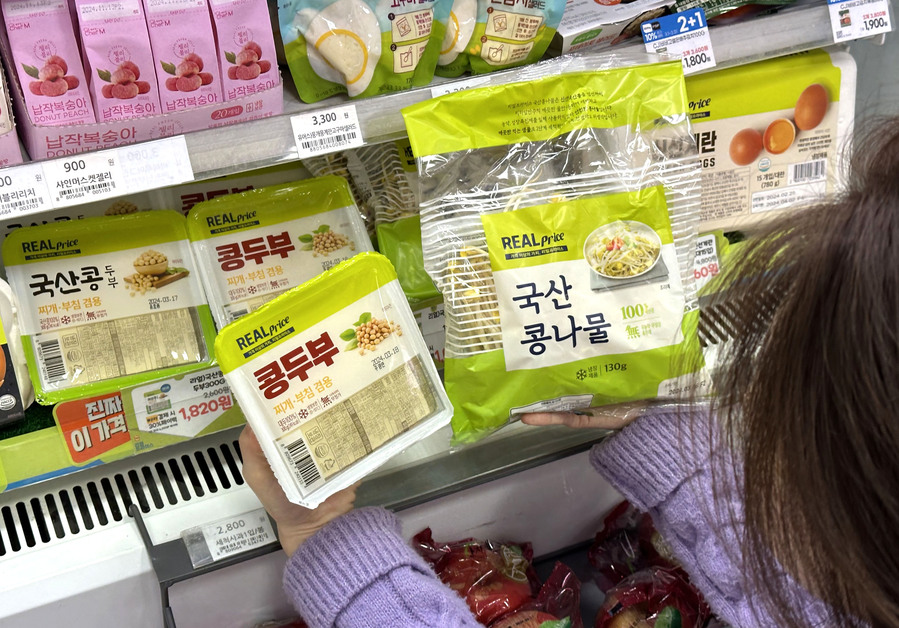 ▲ GS25에서 초저가 기획 상품인 두부를 고르는 모습.ⓒGS25