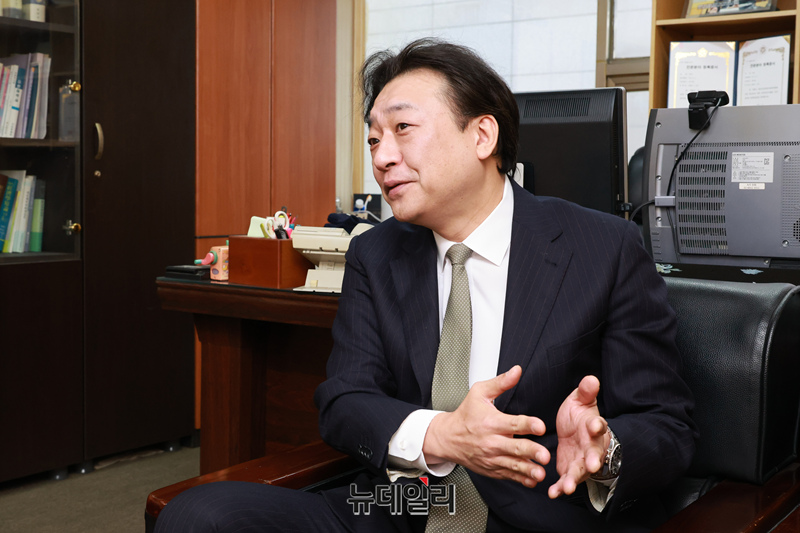 ▲ 최건 법무법인 건양 변호사가 25일  서울 서초구 법무법인 건양 사무실에서 뉴데일리와 인터뷰를 하고 있다. ⓒ이종현 기자