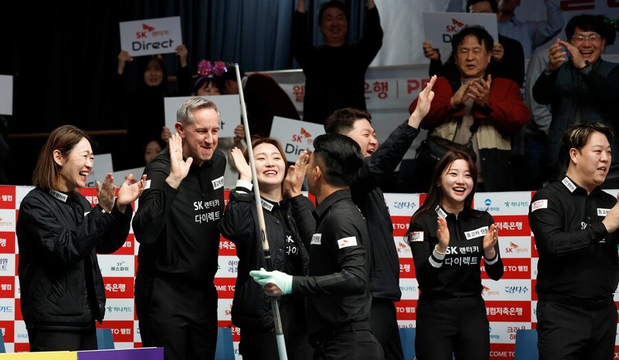 ▲ SK렌터카 선수들이 2차전 승리후 하이파이브를 하고 있다.ⓒPBA 제공.