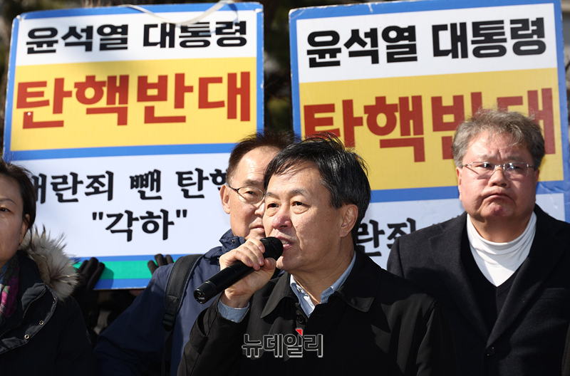 ▲ 이제봉(울산대) 자유와정의를실천하는교수모임(자교모) 공동대표와 회원들이 26일 오전 서울 종로구 헌법재판소 앞에서 사기탄핵 각하를 촉구하는 2차 시국선언을 하고 있다. ⓒ정상윤 기자