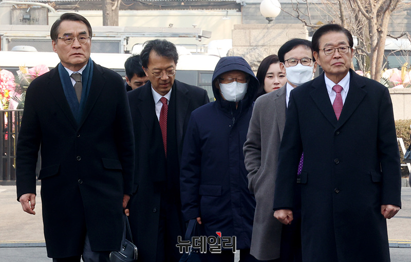 ▲ 윤석열 대통령의 법률대리인단인 배보윤, 차기환, 조대현, 김계리, 배진한, 정상명 변호사가 지난 1월 21일 오후 서울 종로구 헌법재판소에서 열린 윤석열 대통령 탄핵심판 3차 변론기일에 출석하고 있다. (사진=공동취재단)