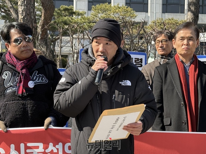 ▲ 서해 공무원 피살 사건의 유족 이래진씨가 26일 서울 종로구 헌법재판소 정문 앞에서 최재해 감사원장 탄핵안에 대한 반박 입장문을 발표했다. ⓒ정혜영 기자