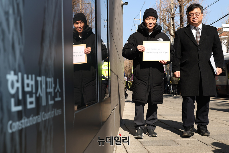 ▲ 서해 공무원 피살 사건 피해자의 친행 이래진씨와 법률대리인 김기윤 변호사가 26일 오후 서울 종로구 헌법재판소에 최재해 감사원장 탄핵소추와 관련해 유족 의견서를 전달하고 있다. ⓒ정상윤 기자