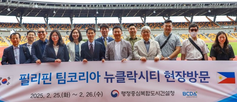 ▲ 필리핀 팀코리아 대표단이 지난 25일 필리핀을 방문해 필리핀 관계자들과 함께 기념촬영을 하고 있다.ⓒ행복청
