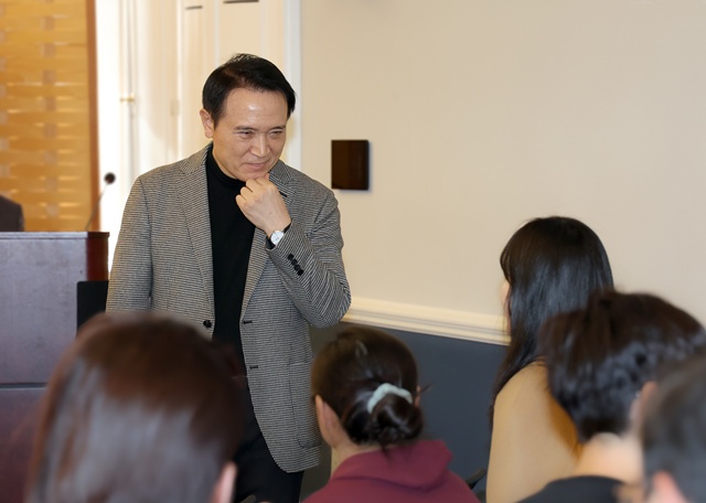 ▲ 임태희 경기도교육감이 25일(현지 시간) 미국 보스턴 하버드대학교 리먼 홀(LEHMAN Hall)에서 하버드대·MIT 한인 학생 20여명과 간담회를 진행하고 있다. ⓒ경기도교육청 제공