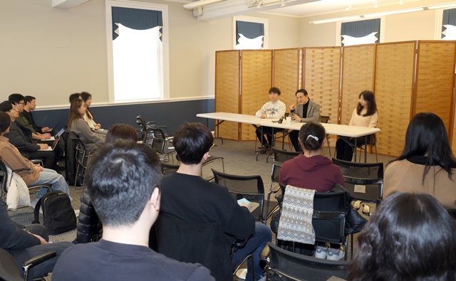 ▲ 임태희 경기도교육감이 25일(현지 시간) 미국 보스턴 하버드대학교 리먼 홀(LEHMAN Hall)에서 하버드대·MIT 한인 학생 20여명과 간담회를 진행하고 있다. ⓒ경기도교육청 제공