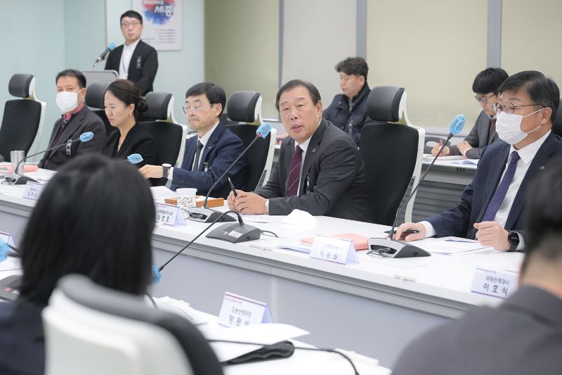 ▲ 최민호 세종시장이 26일 오후 간부 회의에서 모두 발언을 하고 있다.ⓒ세종시