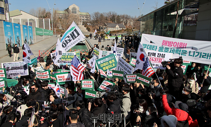 ▲ 윤석열 대통령 탄핵 반대 시국선언이 전국 대학가로 확산되는 가운데 26일 오전 서울 서대문구 이화여자대학교 정문에서 탄핵 반대 측과 찬성 측이 뒤섞여 구호를 외치고 있다. ⓒ서성진 기자