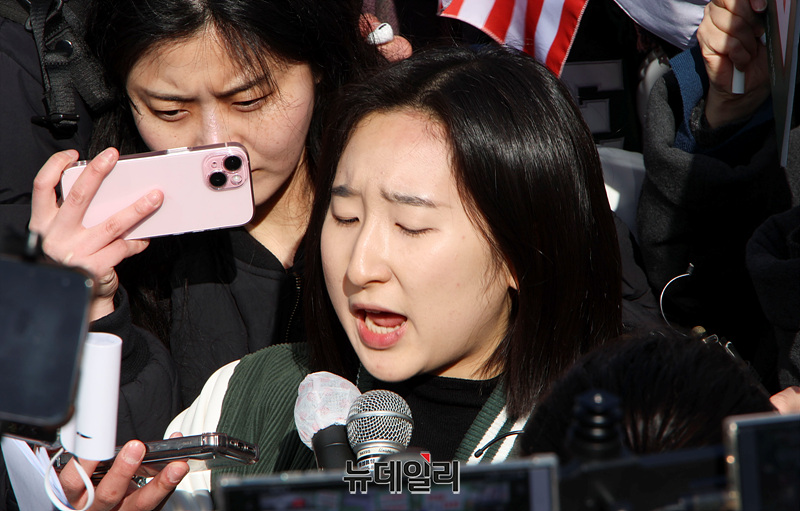 ▲ 이화여대 탄핵 반대 시국선언 대표자가 선언문을 낭독하고 있다. ⓒ서성진 기자