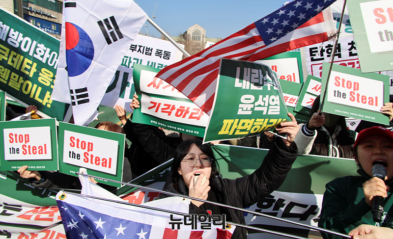 ▲ 이화여대 정문 앞에서 탄핵 반대 측과 찬성 측이 뒤섞여 구호를 외치고 있다. ⓒ서성진 기자