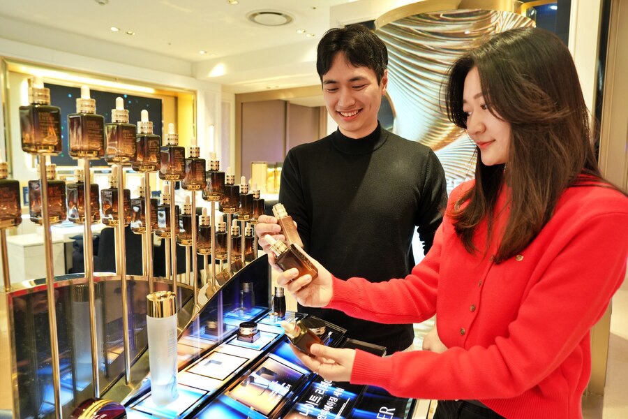 ▲ 롯데백화점에서 월 봄맞이 화장품을 구매하는 고객 모습ⓒ롯데백화점