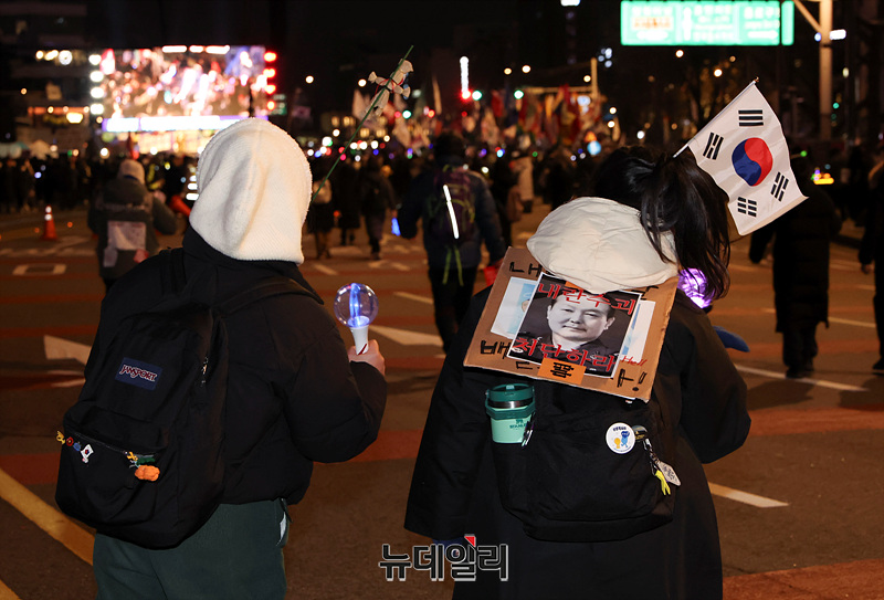 ▲ 윤석열즉각퇴진·사회대개혁 비상행동이 지난달 11일 오후 서울 광화문 일대에서 윤 대통령 탄핵 촉구 집회를 개최한 가운데 한 참가자가 윤 대통령 저주인형을 들고 있다. ⓒ서성진 기자