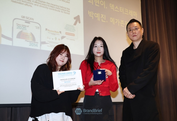 ▲ 미디어 부문 브론즈를 수상한 덱스터크레마의 최현이, 메가존펜타클의 박예진 팀. ⓒ정상윤 기자