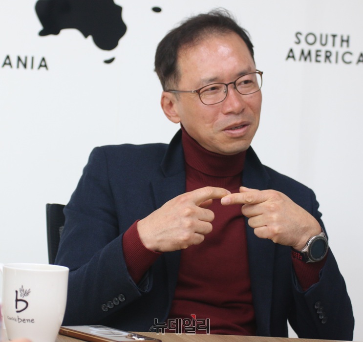▲ ㈜마루온 한연수 대표가 세계 최고 수준의 충·방전 제어 기술을 확보하게된 과정을 설명하고 있다.ⓒ이길표 기자