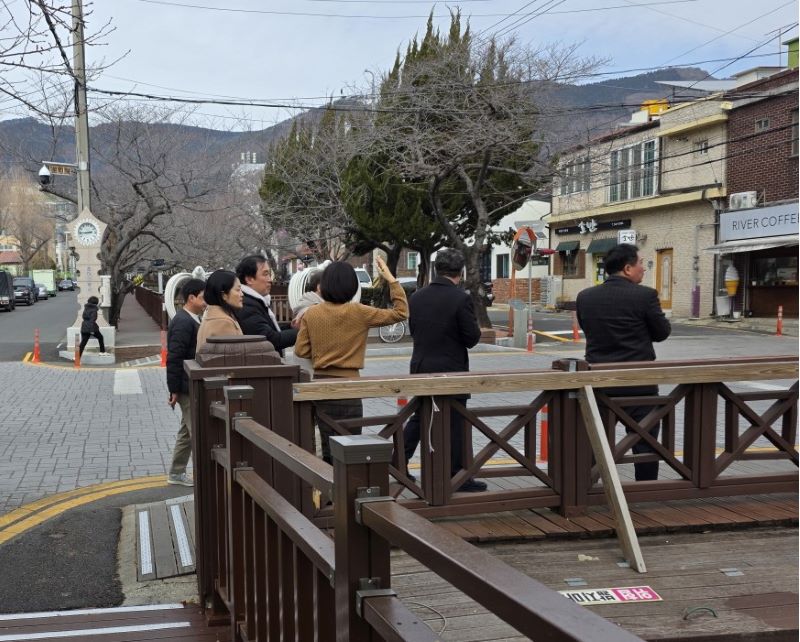 ▲ 성웅 이순신축제와 진해군항제의 협력 방안 모색을 위해 창원시를 찾은 아산시 방문단이 축제가 열릴 장소를 둘러보고 있다.ⓒ아산시